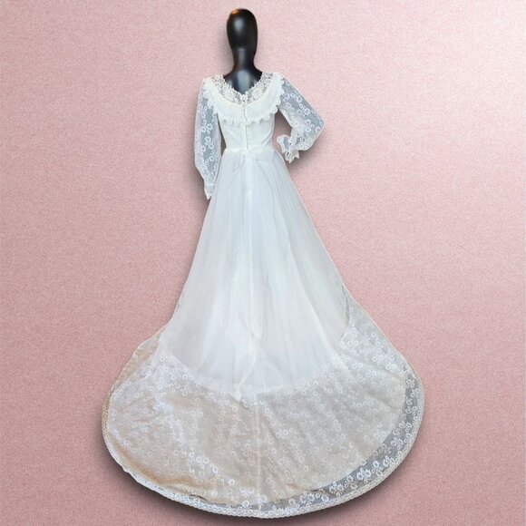 Vintage Floral Lace Long Sleeve Wedding Gown - Picture 9 of 16